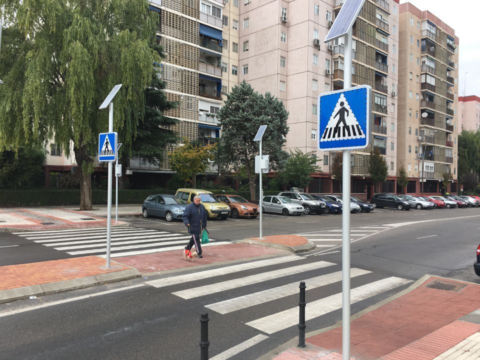 Instaladas señales luminosas en el paso de peatones de la calle