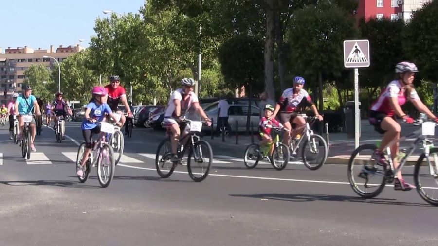 Personas pedalean con sus bicicletas por Fuenlabrada
