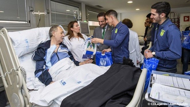 Jugadores CD Leganés Visitan Hospital Severo Ochoa Reyes