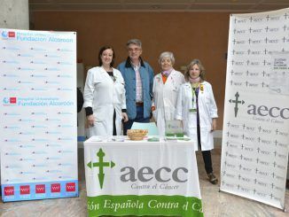 Mesa de la AECC en el Hospital de Alcorcón