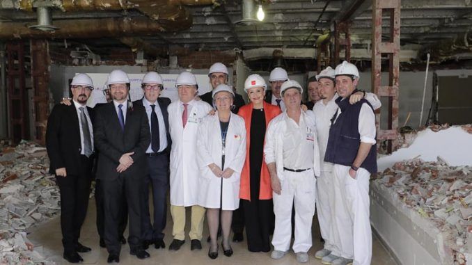 CIFUENTES PRESENTA EL PLAN DE INVERSIONES EN INFRAESTRUCTURAS EN HOSPITALES DE LA COMUNIDAD DE MADRID La presidenta de la Comunidad de Madrid, Cristina Cifuentes, acompañada por el consejero de Sanidad, Enrique Ruiz Escudero, presenta, durante una visita a las obras de reforma del Hospital Ramón y Cajal, el Plan de Inversiones en Infraestructuras en hospitales de la Comunidad de Madrid. El plan establece las inversiones y actuaciones que, a lo largo de los próximos años, van a garantizar el futuro de las infraestructuras de los hospitales púbicos madrileños. Foto: D.Sinova