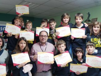 Los integrantes de los dos equipos del colegio Alkor con sus diplomas.