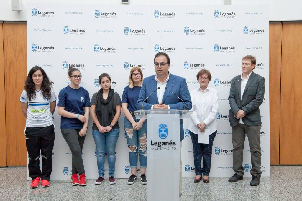El alcalde de la ciudad recibe a las jugadores del Club Unihockey-Floorball Leganés