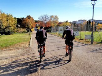 Kilómetros de carril bici se abren paso por la localidad madrileña de Fuenlabrada, una opción que está ganando adeptos para trasladarse al trabajo.