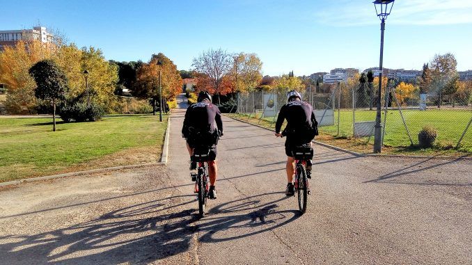 Kilómetros de carril bici se abren paso por la localidad madrileña de Fuenlabrada, una opción que está ganando adeptos para trasladarse al trabajo.