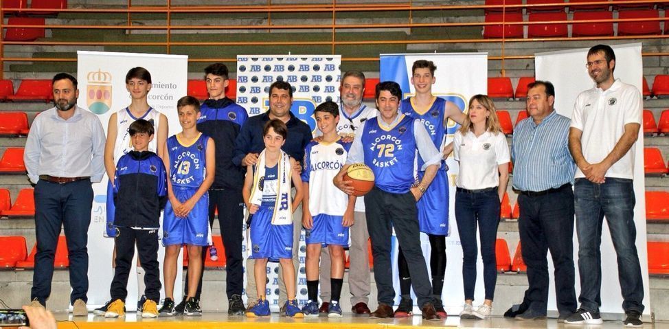 El Club Alcorcón Basket entregó camisetas al alcalde y al concejal de Deportes