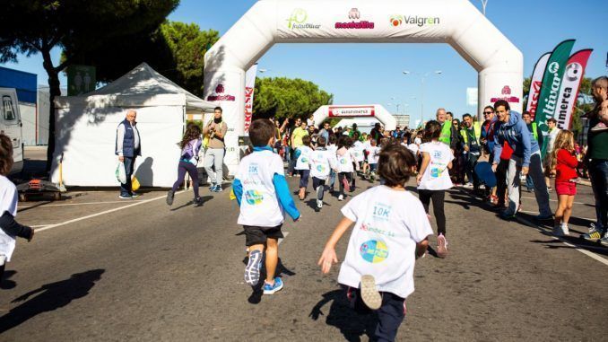 La trigésimo cuarta edición de la KH-7 Carrera Nocturna del Guadalquivir de Sevilla ha abierto este lunes las inscripciones de los 22.000 dorsales.