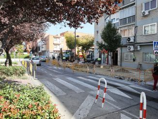 Obras en la calle Polvoranca con motivo del plan de acerado en Getafe