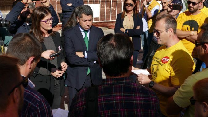 Encuentro entre la alcaldesa y el concejal con policías municipales