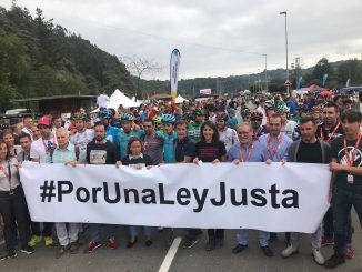 Pelotón de la Vuelta con la pancarta #porunaleyjusta