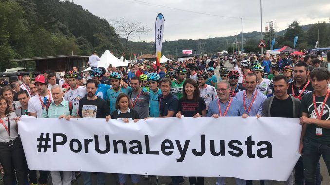 Pelotón de la Vuelta con la pancarta #porunaleyjusta