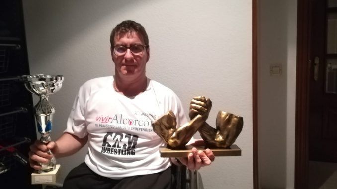 Rafa Aguiar posando con los últimos trofeos conseguidos y portando la camiseta de vivir Ediciones