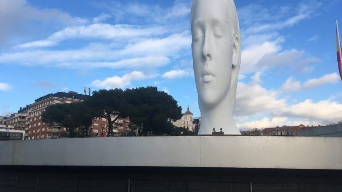 Julia, de Jaume Plensa, mira Madrid desde su pedestal de la plaza de Colón