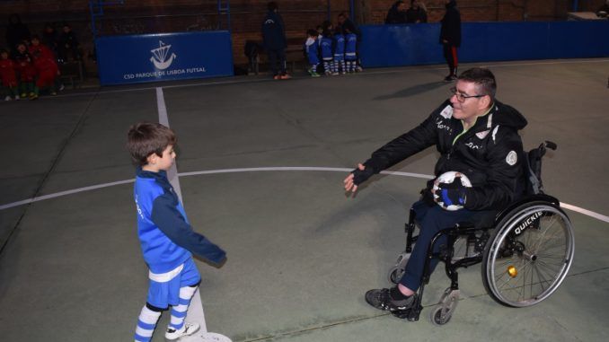 Rafa Aguiar realizó el saque de honor en el I Torneo Solidario de Fútbol Sala organizado por el CSD Parque de Lisboa