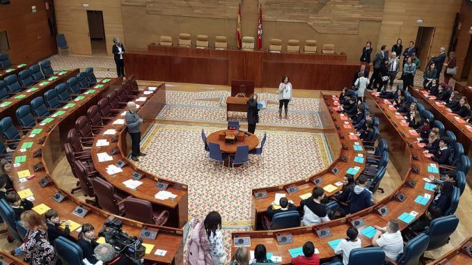 Alumnos del Colegio Villalkor se convierten en diputados por un día en la Asamblea de Madrid