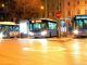 movilidad Con el objetivo de ofrecer mayor seguridad desde una perspectiva de género, el Gobierno municipal de Fuenlabrada solicitará al Consorcio Regional de Transportes, que "los autobuses realicen paradas intermedias y a demanda en horario nocturno, tanto los fines de semana como los días festivos". Esta medida ya ha sido implantada en países como Francia o Alemania, y en ciudades españolas como Zaragoza, Barcelona o Segovia. El fin que se persigue es reducir la sensación de inseguridad entre la población femenina y el riesgo de sufrir agresiones. En dicha moción, el Consistorio solicita al Consorcio Regional de Transportes que "realice un estudio para mejorar la seguridad, la accesibilidad y la movilidad desde una perspectiva de género". En este estudio se determinarán las paradas nocturnas intermedias, en las que las usuarias se puedan subir y bajar de los autobuses, el tipo de señalización, así como las líneas, tramos y horarios. También se contemplan las paradas a demanda, dentro de la ruta establecida.