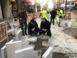 Avanzan a buen ritmo las obras de reparación del pavimento en la zona peatonal de la calle Mayor de Alcorcón