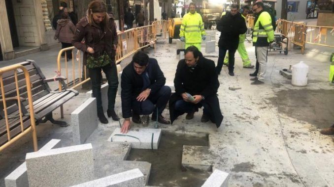 Avanzan a buen ritmo las obras de reparación del pavimento en la zona peatonal de la calle Mayor de Alcorcón