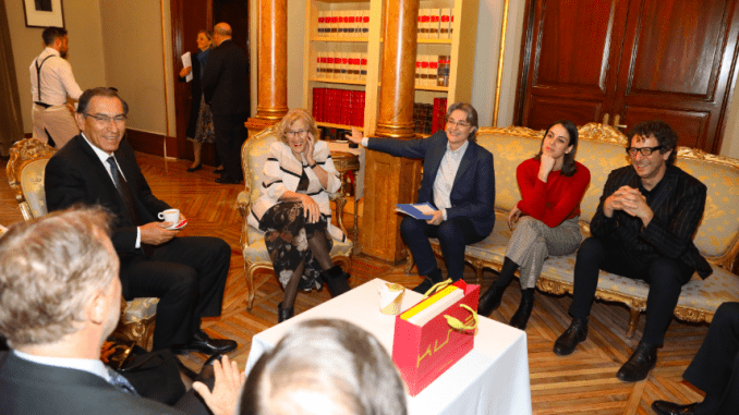La alcaldesa entrega la Llave de Oro de la capital al presidente de Perú