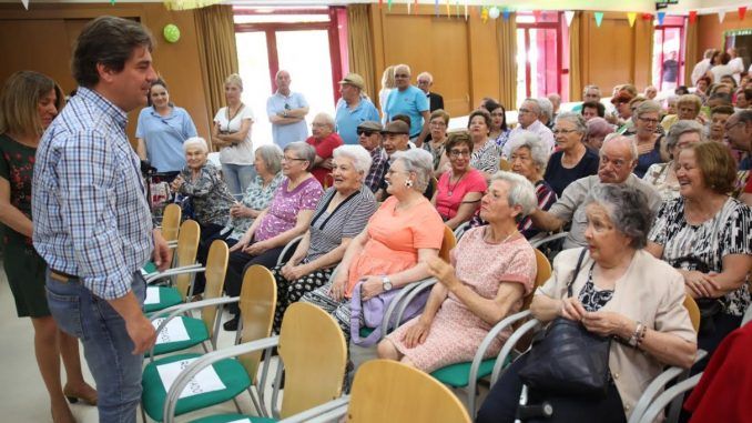 16 parejas celebran sus bodas de oro el Tomás y Valiente de Fuenlabrada