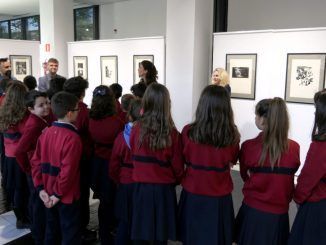 Estudiantes de Móstoles visitan la exposición "Don Quijote, razón de ser", de José Manuel Chamorro