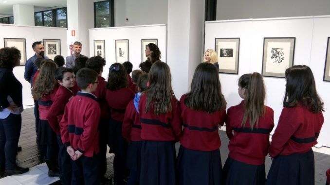 Estudiantes de Móstoles visitan la exposición "Don Quijote, razón de ser", de José Manuel Chamorro