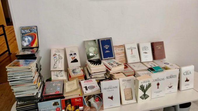 ULEG dona un centenar de libros y DVD's a la Asociación Yuna