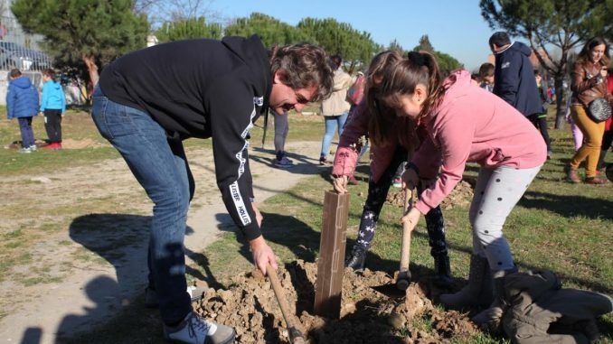 Un centenar de escolares han reforestado hoy una parcela en Fuenlabrada