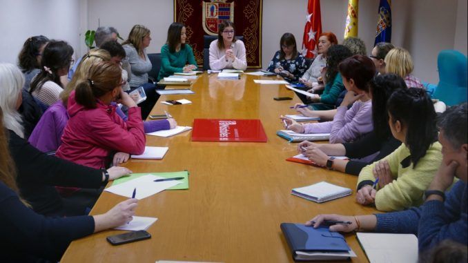 La alcaldesa de Móstoles defiende mejorar los colegios públicos de la ciudad en una Declaración Institucional