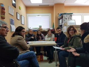Natalia de Andrés mantuvo una reunión ayer con los usuarios del Centro de Asociaciones de la Salud para evaluar el "insoportable estado de mantenimiento"