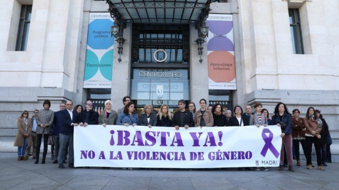 Madrid guarda un minuto de silencio por Estrella Domínguez Menéndez, vecina de Ciudad Lineal víctima de la violencia de género