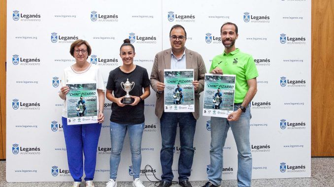 Chini Pizarro junto con miembros del Ayuntamiento y del CD AV San Nicasio presentando su I Campus de Fútbol