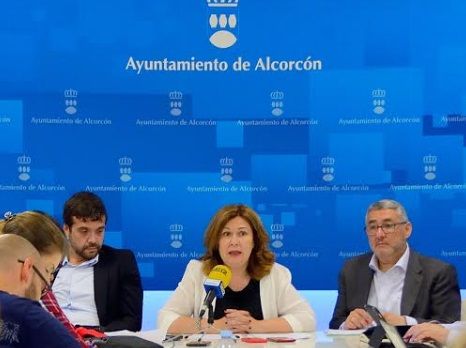 Natalia de Andrés, alcaldesa de Alcorcón, con aprte de su equipo de Gobierno.