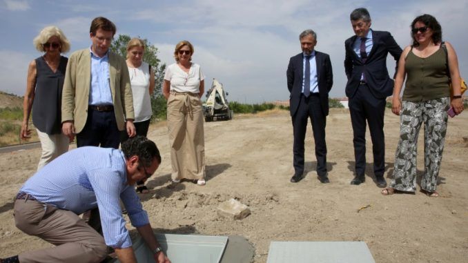 El alcalde pone la primera piedra de las nuevas instalaciones de Bomberos y SAMUR-PC en Vicálvaro