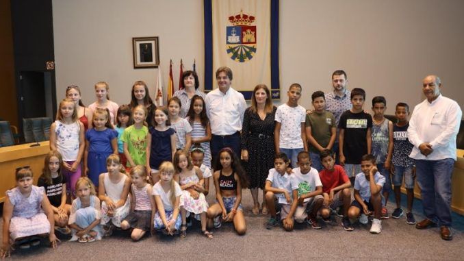 Veintiséis niños y niñas bielorrusas y saharauis visitan el Ayuntamiento de Fuenlabrada