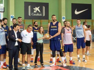 Levy visita a la selección española de baloncesto masculina durante uno de sus entrenamientos