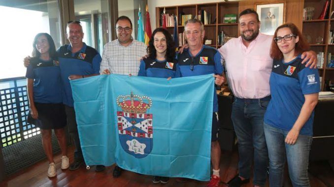 María Parra, acompañada del alcalde y el concejal de deportes de Leganés y de la Junta directiva del Club Arqueros de Leganés.