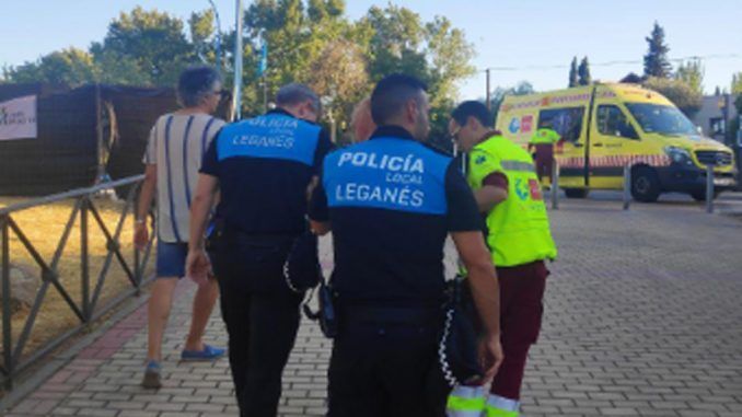 Policía municipal de Leganés atendiendo a la militante agredida