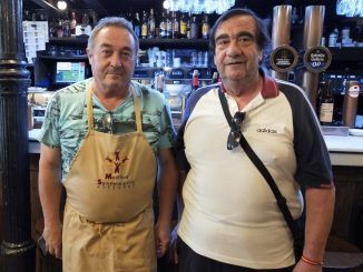 Quique Abanades, dueño del bar 'El viejo café', y de Vicente, uno de los usuarios del comedor social 'Paquita Gallego'.
