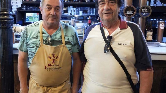 Quique Abanades, dueño del bar 'El viejo café', y de Vicente, uno de los usuarios del comedor social 'Paquita Gallego'.