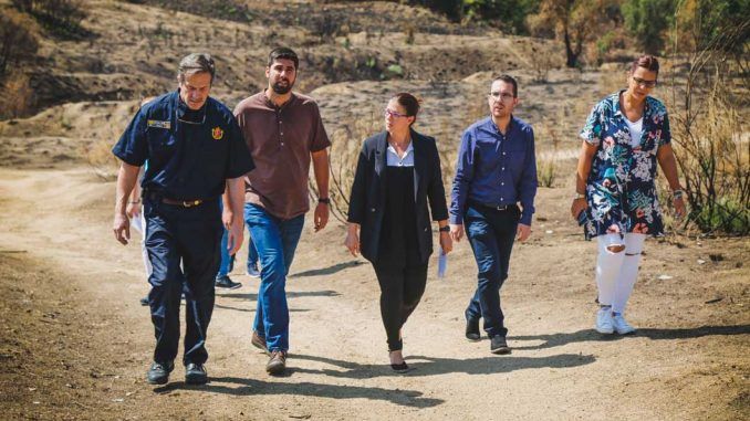 Noelia Posse visita los cortafuegos de Parque Coímbra.