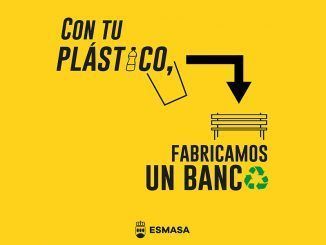 Cartel promocional de la campaña de reciclaje de Alcorcón “Con tu plástico fabricamos un banco”.