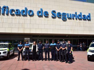 Natalia de Andrés junto con miembros de la Policía Municipal durante la presentación de los nueve nuevos vehículos.