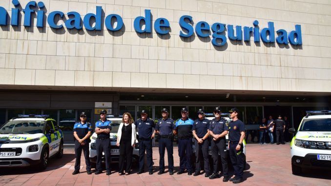 Natalia de Andrés junto con miembros de la Policía Municipal durante la presentación de los nueve nuevos vehículos.