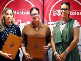 Firma del convenio para mejorar la empeabilidad de personas con TEA entre el Ayuntamiento de Móstoles y la Asociación ProTDG.