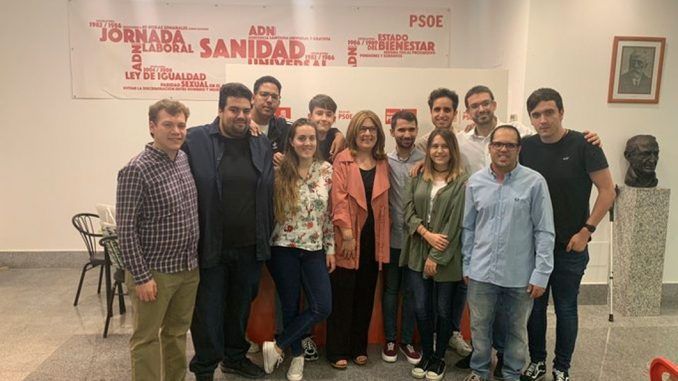 El nuevo Comité Ejecutivo Local de las Juventudes Socialistas de Alcorcón junto con Natalia de Andrés, alcaldesa de la ciudad.