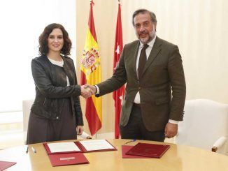 La presidenta de la Comunidad de Madrid, Isabel Díaz Ayuso, y el presidente de la Cámara de Comercio, Industria y Servicios de Madrid, Ángel Asensio.