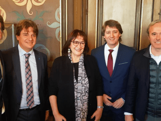Alcaldes de Fuenlabrada, Soria, Vitoria y Zaragoza, junto a la vicepresidenta de la Comisión Dubranka Suica