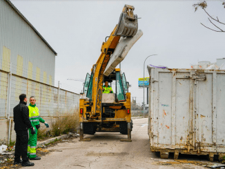 El Ayuntamiento de Móstoles inicia la retirada de residuos de la calle Puerto de Almenara en el Polígono de las Nieves