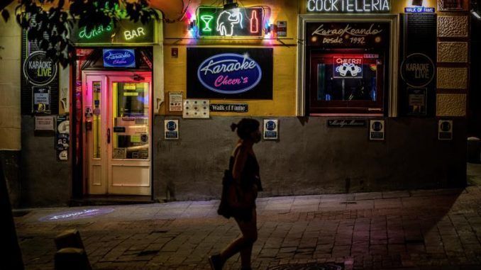 Puerta de un local nocturno de Madrid